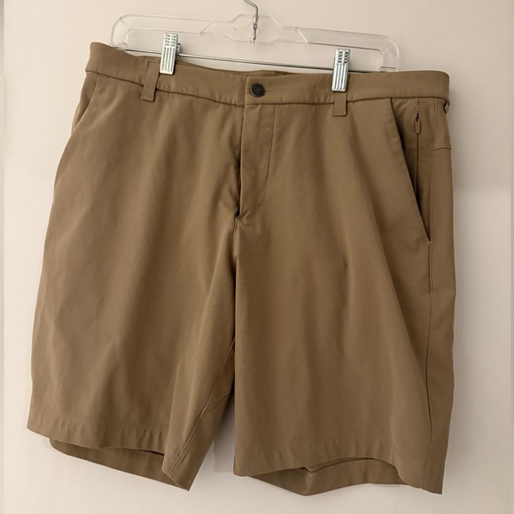 lululemon athletica Men's Tan Flat Front Shorts - Picture 1 of 1
